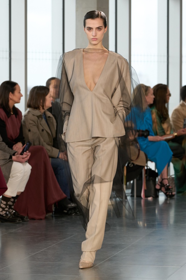 مجموعة Roksanda للملابس الجاهزة لخريف وشتاء 2025