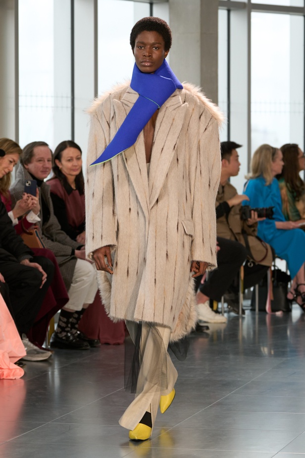 مجموعة Roksanda للملابس الجاهزة لخريف وشتاء 2025