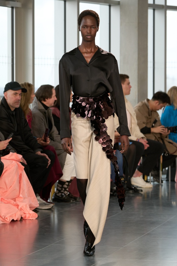 مجموعة Roksanda للملابس الجاهزة لخريف وشتاء 2025