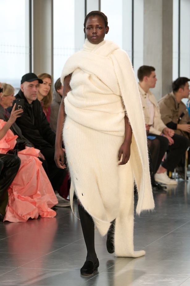 مجموعة Roksanda للملابس الجاهزة لخريف وشتاء 2025