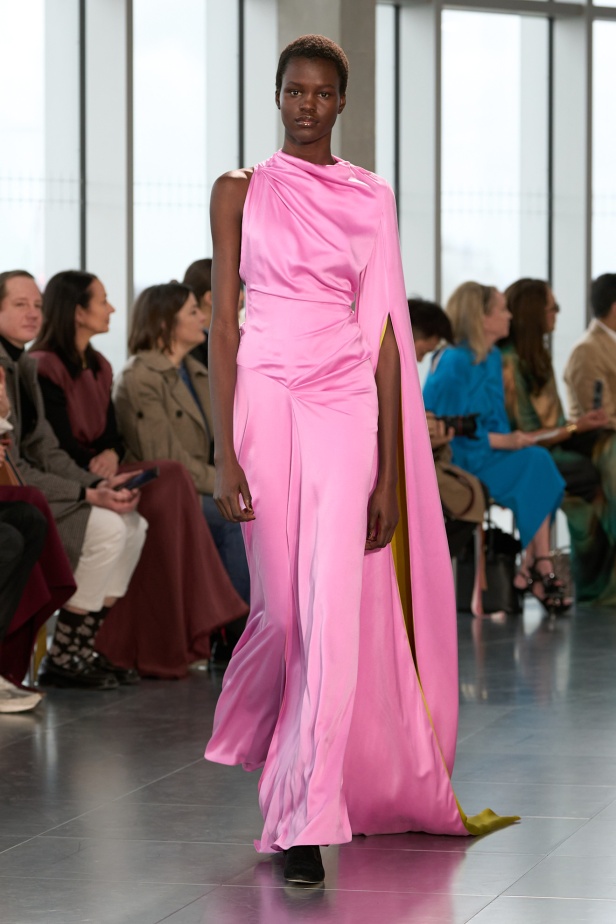 مجموعة Roksanda للملابس الجاهزة لخريف وشتاء 2025