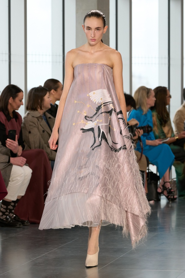 مجموعة Roksanda للملابس الجاهزة لخريف وشتاء 2025