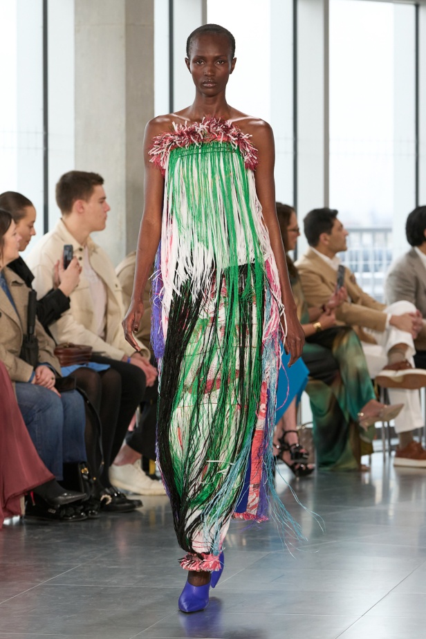 مجموعة Roksanda للملابس الجاهزة لخريف وشتاء 2025