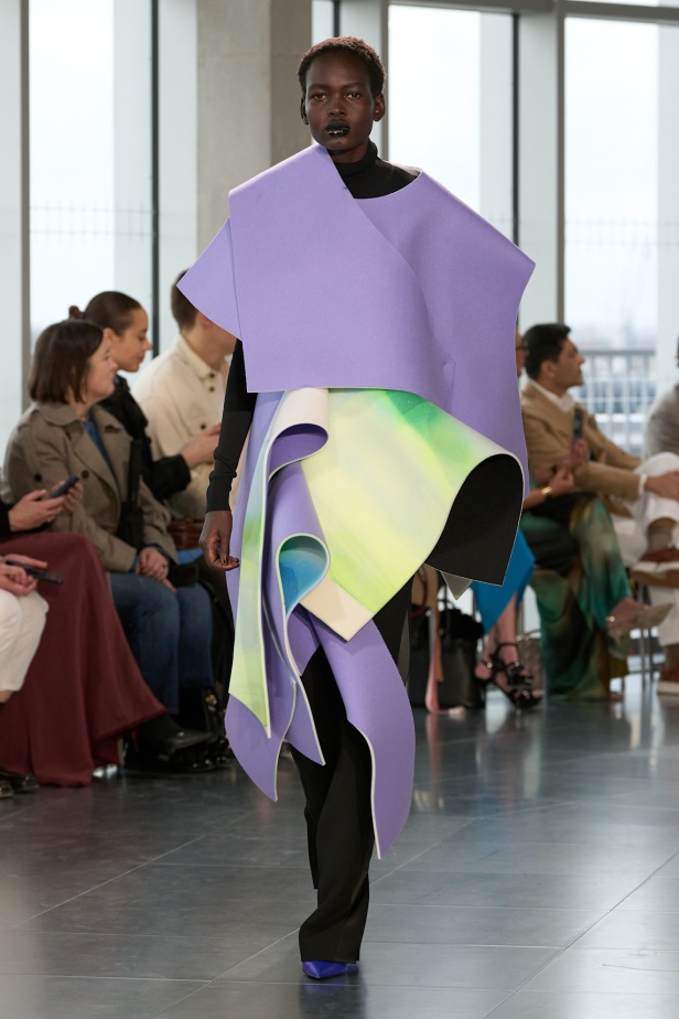 مجموعة Roksanda للملابس الجاهزة لخريف وشتاء 2025