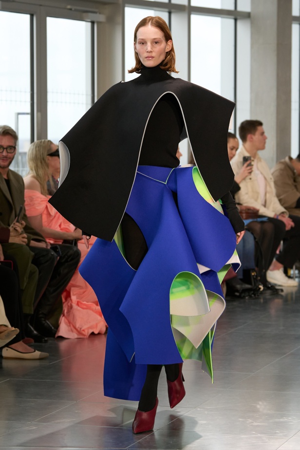 مجموعة Roksanda للملابس الجاهزة لخريف وشتاء 2025