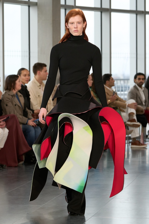 مجموعة Roksanda للملابس الجاهزة لخريف وشتاء 2025