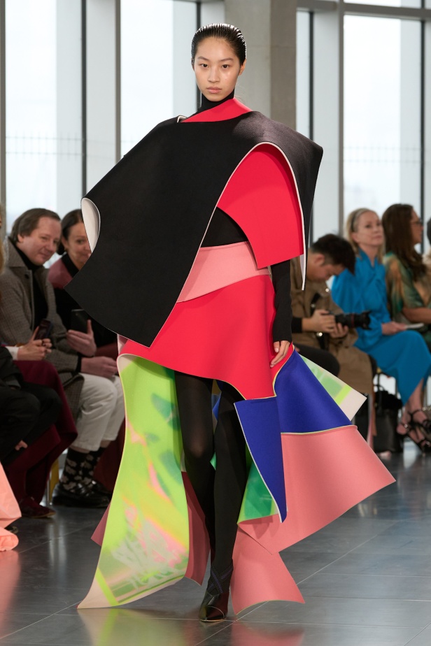 مجموعة Roksanda للملابس الجاهزة لخريف وشتاء 2025