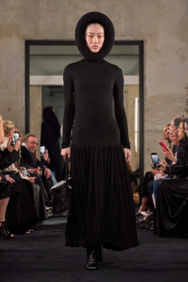 مجموعة Alaïa لموسم خريف وشتاء 2025 تحيي موضة الكروشيه والفرو