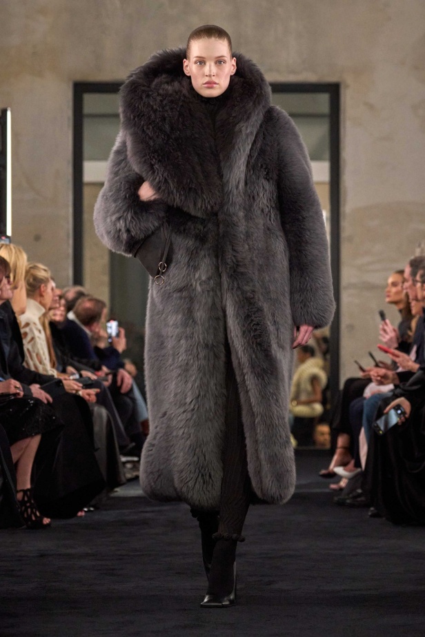 مجموعة Alaïa لموسم خريف وشتاء 2025 تحيي موضة الكروشيه والفرو