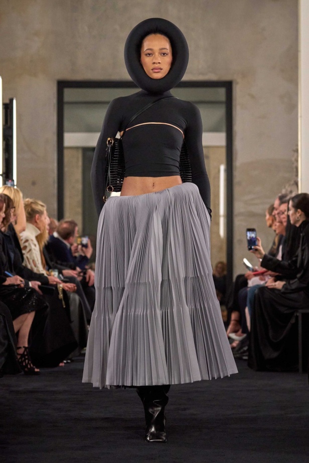 مجموعة Alaïa لموسم خريف وشتاء 2025 تحيي موضة الكروشيه والفرو