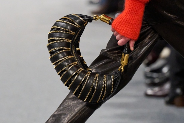 مجموعة Balmain لخريف وشتاء 2025: الراحة والأناقة تجتمعان بلمسة أوليفييه روستينغ المميّزة