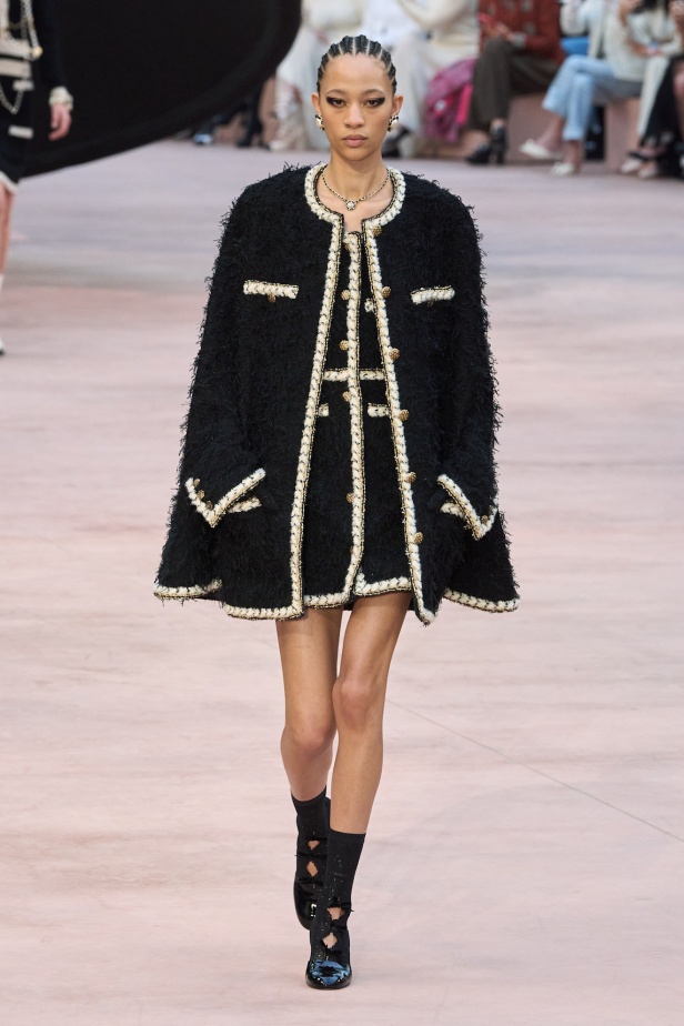 "شانيل" تعيد أيقونات الدار لموسم خريف وشتاء 2025