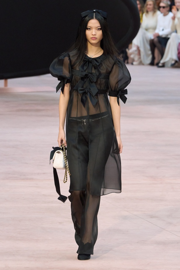 "شانيل" تعيد أيقونات الدار لموسم خريف وشتاء 2025