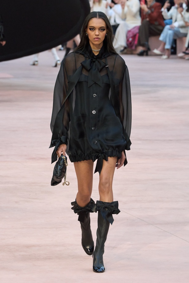 "شانيل" تعيد أيقونات الدار لموسم خريف وشتاء 2025