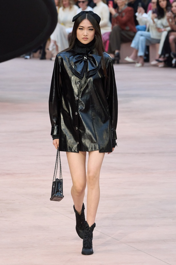 "شانيل" تعيد أيقونات الدار لموسم خريف وشتاء 2025