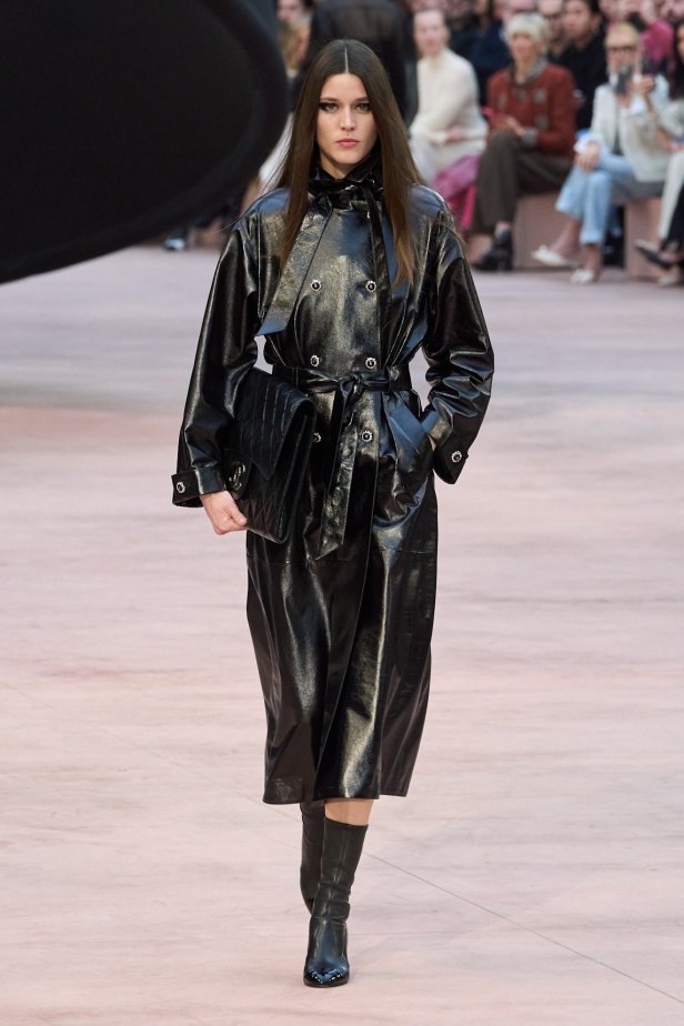 "شانيل" تعيد أيقونات الدار لموسم خريف وشتاء 2025