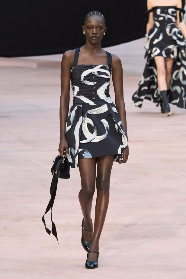 "شانيل" تعيد أيقونات الدار لموسم خريف وشتاء 2025