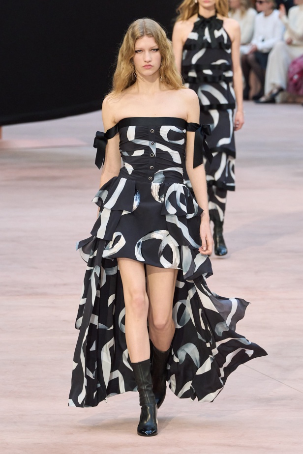 "شانيل" تعيد أيقونات الدار لموسم خريف وشتاء 2025