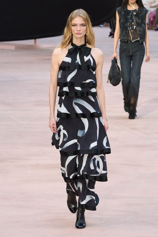 "شانيل" تعيد أيقونات الدار لموسم خريف وشتاء 2025