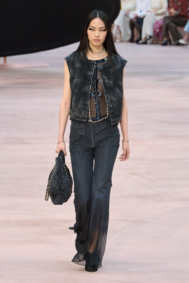 "شانيل" تعيد أيقونات الدار لموسم خريف وشتاء 2025