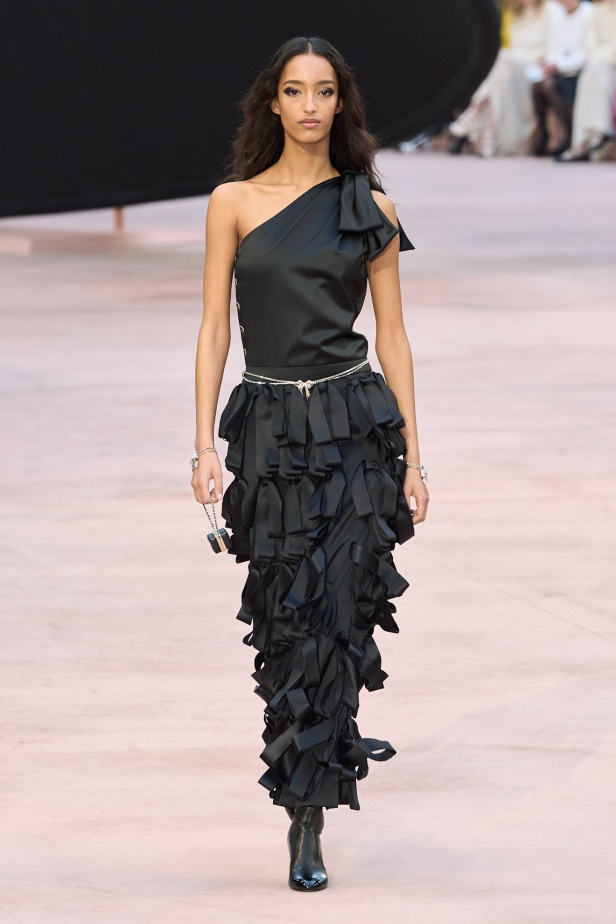 "شانيل" تعيد أيقونات الدار لموسم خريف وشتاء 2025