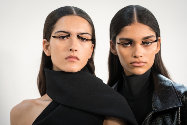 مجموعة كوريج لخريف 2025 احتفال بالحياة والأنوثة المستقبلية