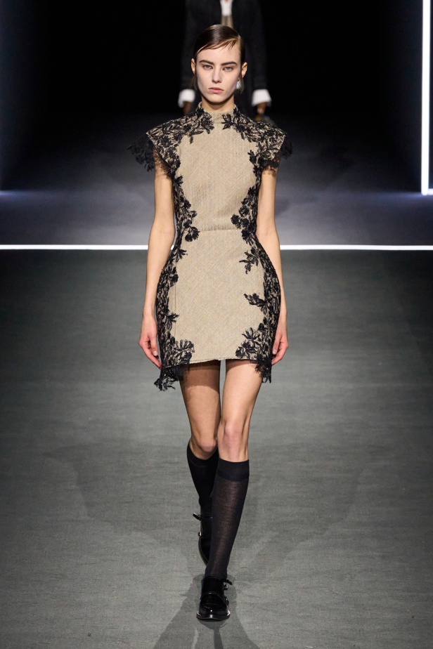 مجموعة ديور Dior لخريف وشتاء 2025 تأخذنا في رحلة عبر الزمن.. مستوحاة من محطات أيقونية للدار