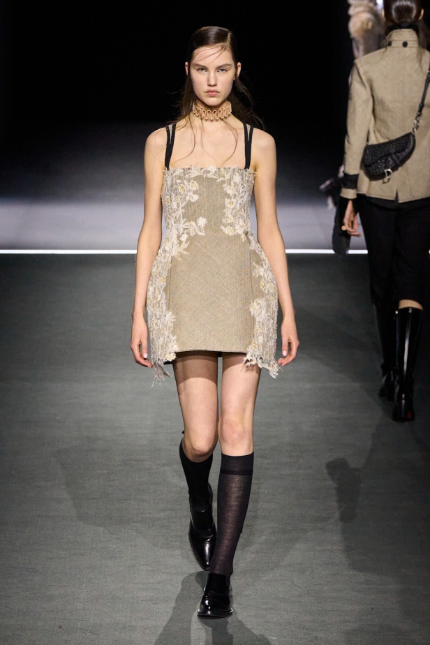 مجموعة ديور Dior لخريف وشتاء 2025 تأخذنا في رحلة عبر الزمن.. مستوحاة من محطات أيقونية للدار