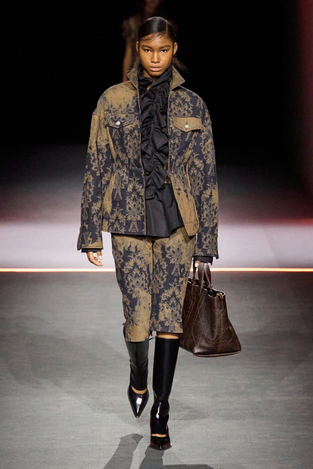 مجموعة ديور Dior لخريف وشتاء 2025 تأخذنا في رحلة عبر الزمن.. مستوحاة من محطات أيقونية للدار