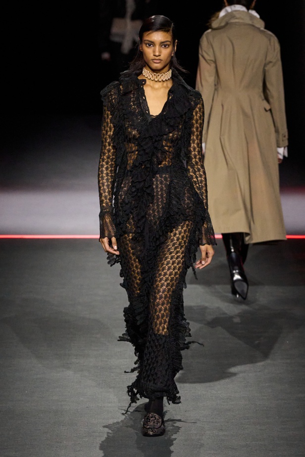 مجموعة ديور Dior لخريف وشتاء 2025 تأخذنا في رحلة عبر الزمن.. مستوحاة من محطات أيقونية للدار