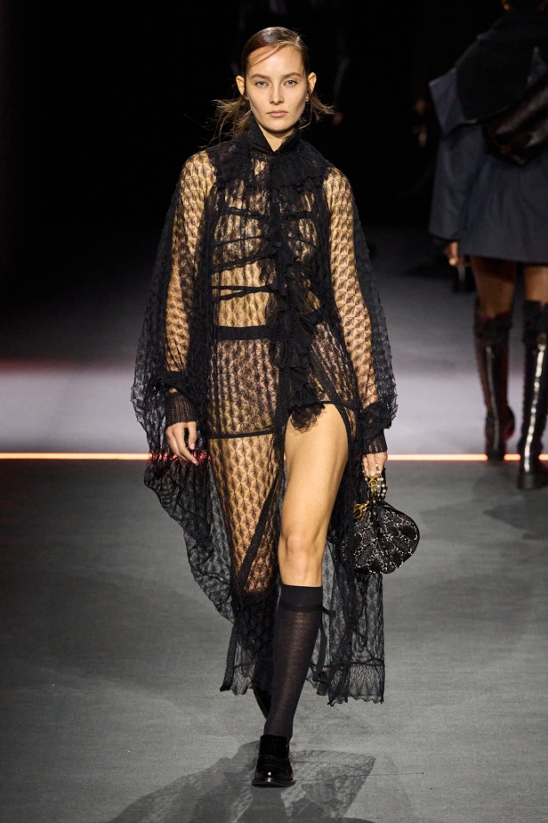 مجموعة ديور Dior لخريف وشتاء 2025 تأخذنا في رحلة عبر الزمن.. مستوحاة من محطات أيقونية للدار