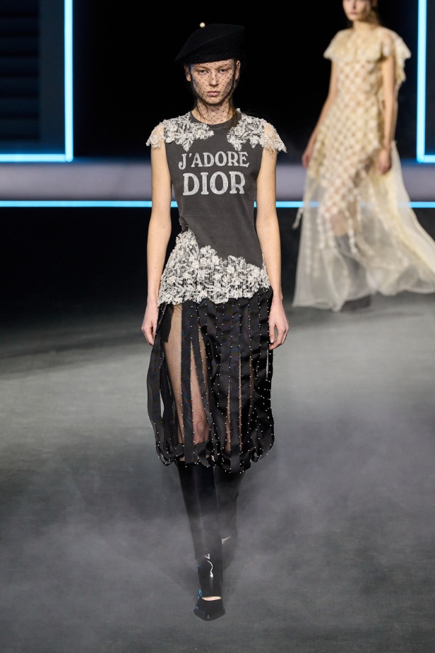 مجموعة ديور Dior لخريف وشتاء 2025 تأخذنا في رحلة عبر الزمن.. مستوحاة من محطات أيقونية للدار