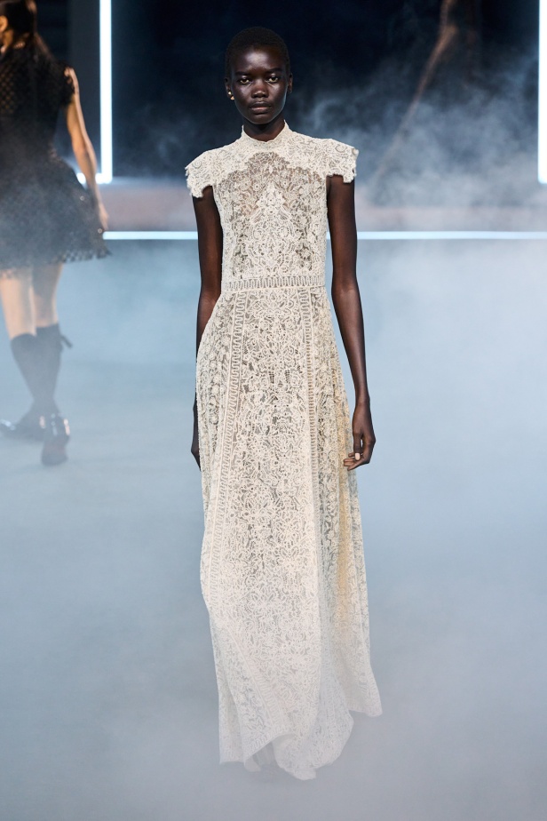 مجموعة ديور Dior لخريف وشتاء 2025 تأخذنا في رحلة عبر الزمن.. مستوحاة من محطات أيقونية للدار