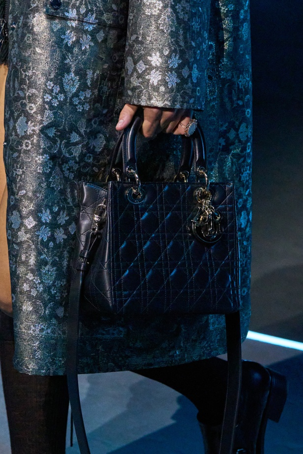 مجموعة ديور Dior لخريف وشتاء 2025 تأخذنا في رحلة عبر الزمن.. مستوحاة من محطات أيقونية للدار