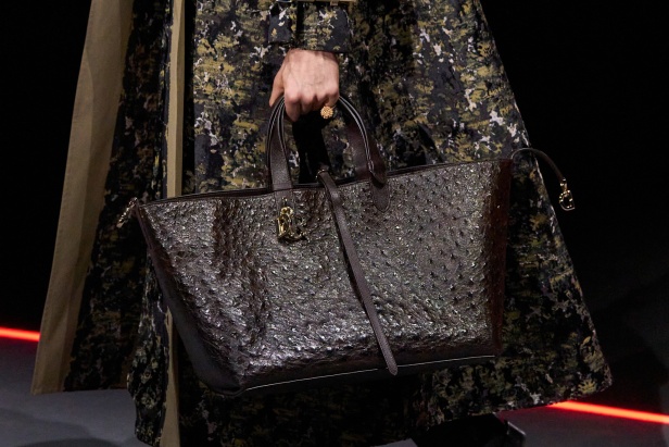 مجموعة ديور Dior لخريف وشتاء 2025 تأخذنا في رحلة عبر الزمن.. مستوحاة من محطات أيقونية للدار