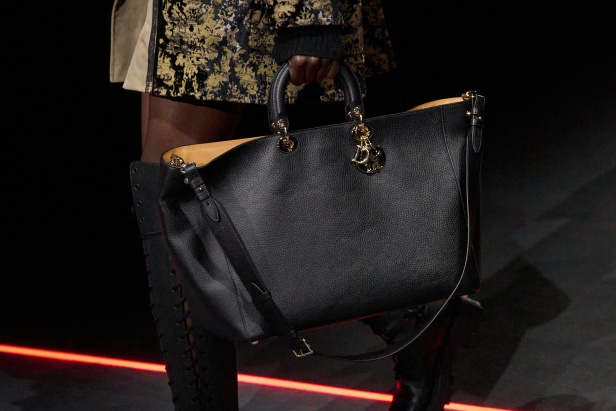 مجموعة ديور Dior لخريف وشتاء 2025 تأخذنا في رحلة عبر الزمن.. مستوحاة من محطات أيقونية للدار