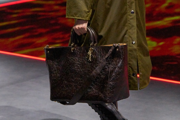 مجموعة ديور Dior لخريف وشتاء 2025 تأخذنا في رحلة عبر الزمن.. مستوحاة من محطات أيقونية للدار