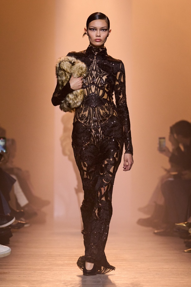  مجموعة إيلي صعب لخريف وشتاء 2025... أناقة ساحرة تنقلك من صالونات المدينة إلى منحدرات الجبال التي تغمرها أشعة الشمس