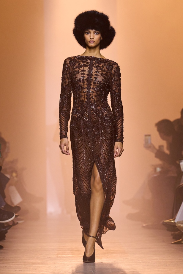  مجموعة إيلي صعب لخريف وشتاء 2025... أناقة ساحرة تنقلك من صالونات المدينة إلى منحدرات الجبال التي تغمرها أشعة الشمس