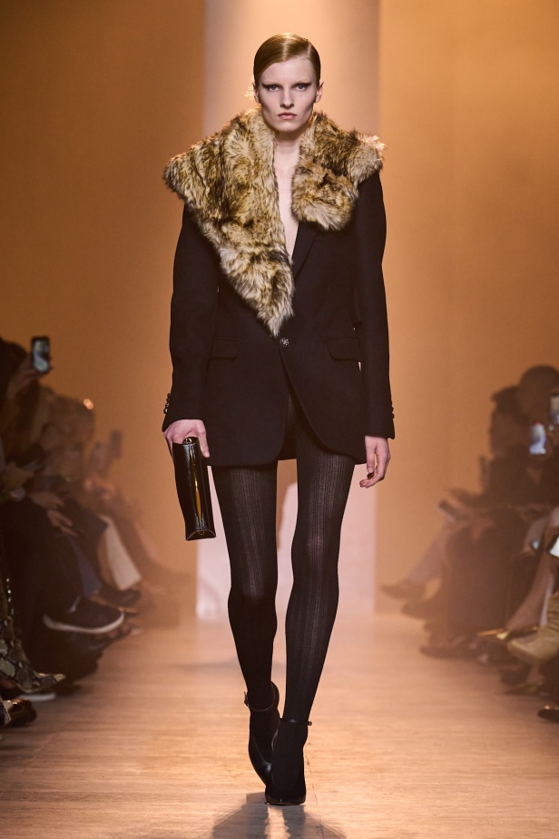  مجموعة إيلي صعب لخريف وشتاء 2025... أناقة ساحرة تنقلك من صالونات المدينة إلى منحدرات الجبال التي تغمرها أشعة الشمس