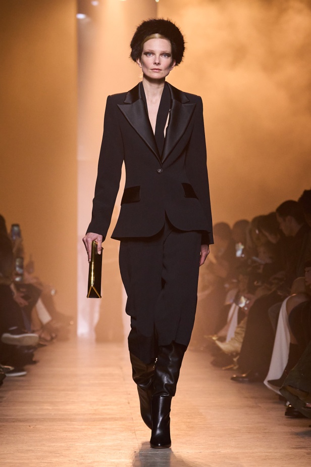  مجموعة إيلي صعب لخريف وشتاء 2025... أناقة ساحرة تنقلك من صالونات المدينة إلى منحدرات الجبال التي تغمرها أشعة الشمس