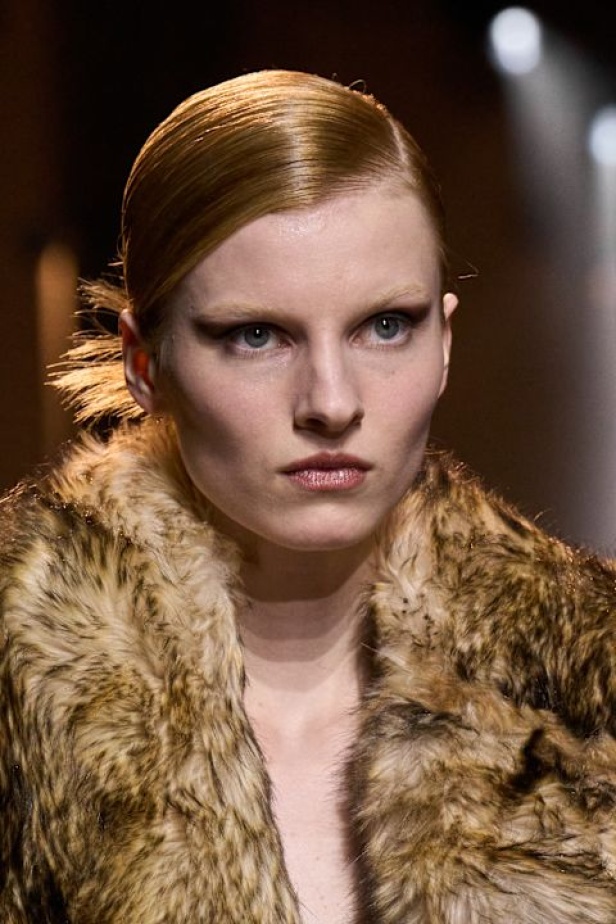  مجموعة إيلي صعب لخريف وشتاء 2025