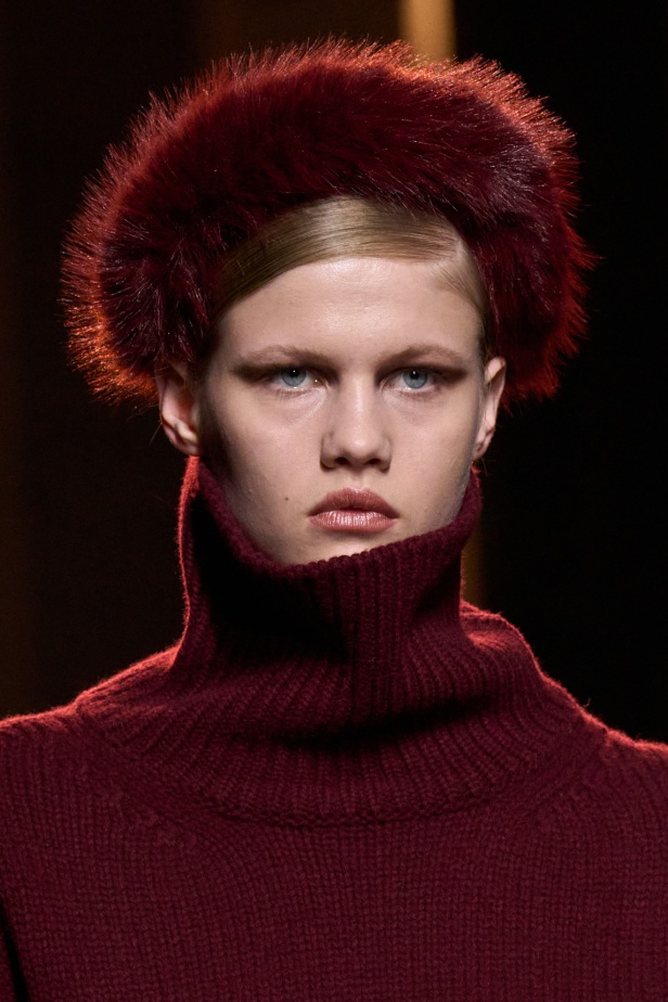  مجموعة إيلي صعب لخريف وشتاء 2025... أناقة ساحرة تنقلك من صالونات المدينة إلى منحدرات الجبال التي تغمرها أشعة الشمس