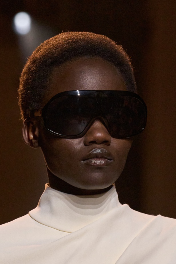  مجموعة إيلي صعب لخريف وشتاء 2025... أناقة ساحرة تنقلك من صالونات المدينة إلى منحدرات الجبال التي تغمرها أشعة الشمس