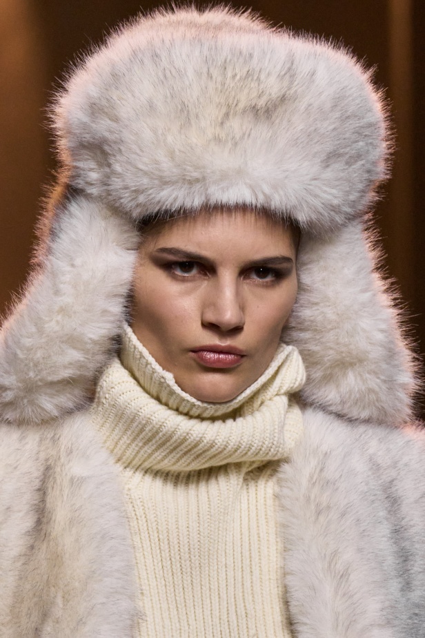  مجموعة إيلي صعب لخريف وشتاء 2025... أناقة ساحرة تنقلك من صالونات المدينة إلى منحدرات الجبال التي تغمرها أشعة الشمس