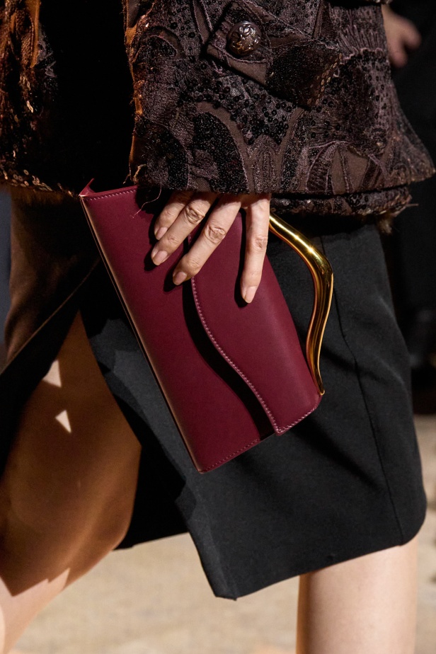  مجموعة إيلي صعب لخريف وشتاء 2025... أناقة ساحرة تنقلك من صالونات المدينة إلى منحدرات الجبال التي تغمرها أشعة الشمس