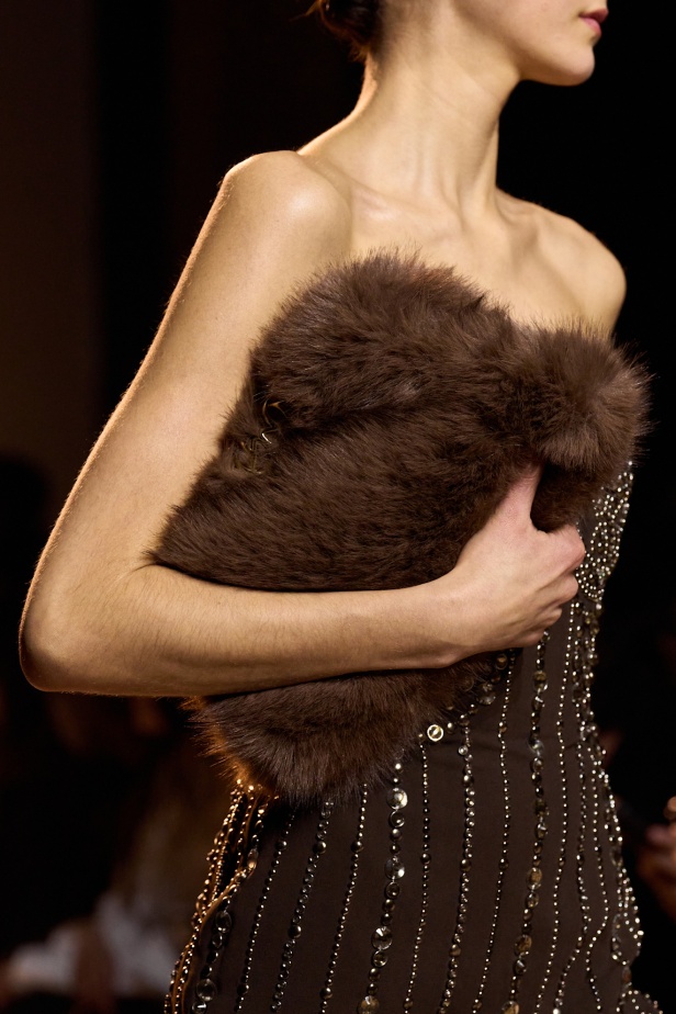  مجموعة إيلي صعب لخريف وشتاء 2025... أناقة ساحرة تنقلك من صالونات المدينة إلى منحدرات الجبال التي تغمرها أشعة الشمس