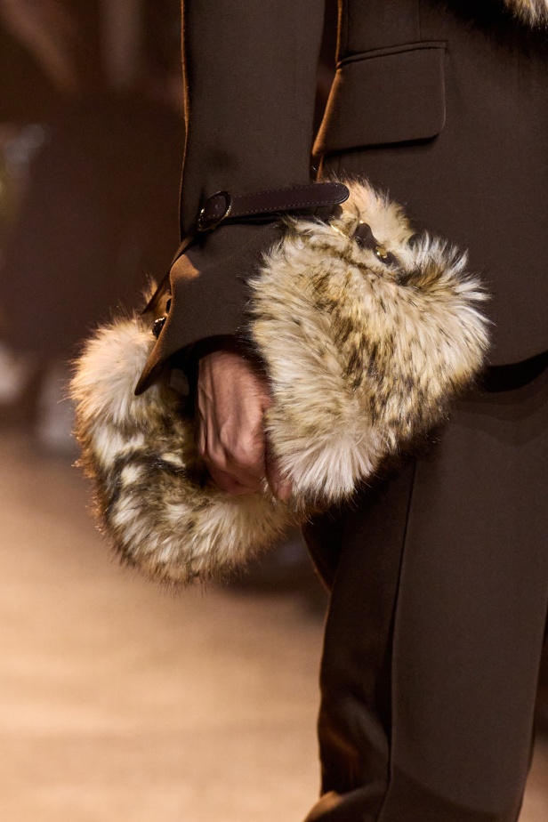  مجموعة إيلي صعب لخريف وشتاء 2025... أناقة ساحرة تنقلك من صالونات المدينة إلى منحدرات الجبال التي تغمرها أشعة الشمس