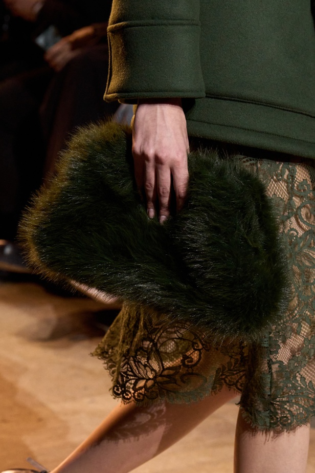  مجموعة إيلي صعب لخريف وشتاء 2025... أناقة ساحرة تنقلك من صالونات المدينة إلى منحدرات الجبال التي تغمرها أشعة الشمس