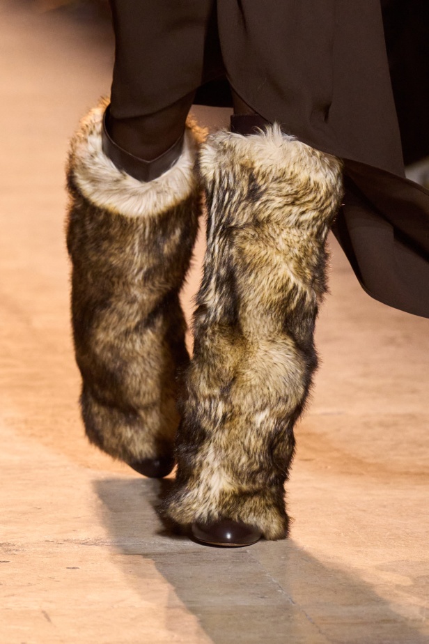  مجموعة إيلي صعب لخريف وشتاء 2025... أناقة ساحرة تنقلك من صالونات المدينة إلى منحدرات الجبال التي تغمرها أشعة الشمس